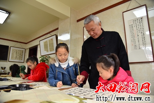 颜建光指导学生_调整大小(1.jpg